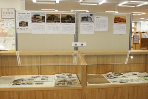 ケース展示「大阪の鉄道と建築」の展示の様子