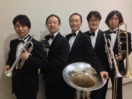 楽器を持った大阪市音楽団のメンバーの写真