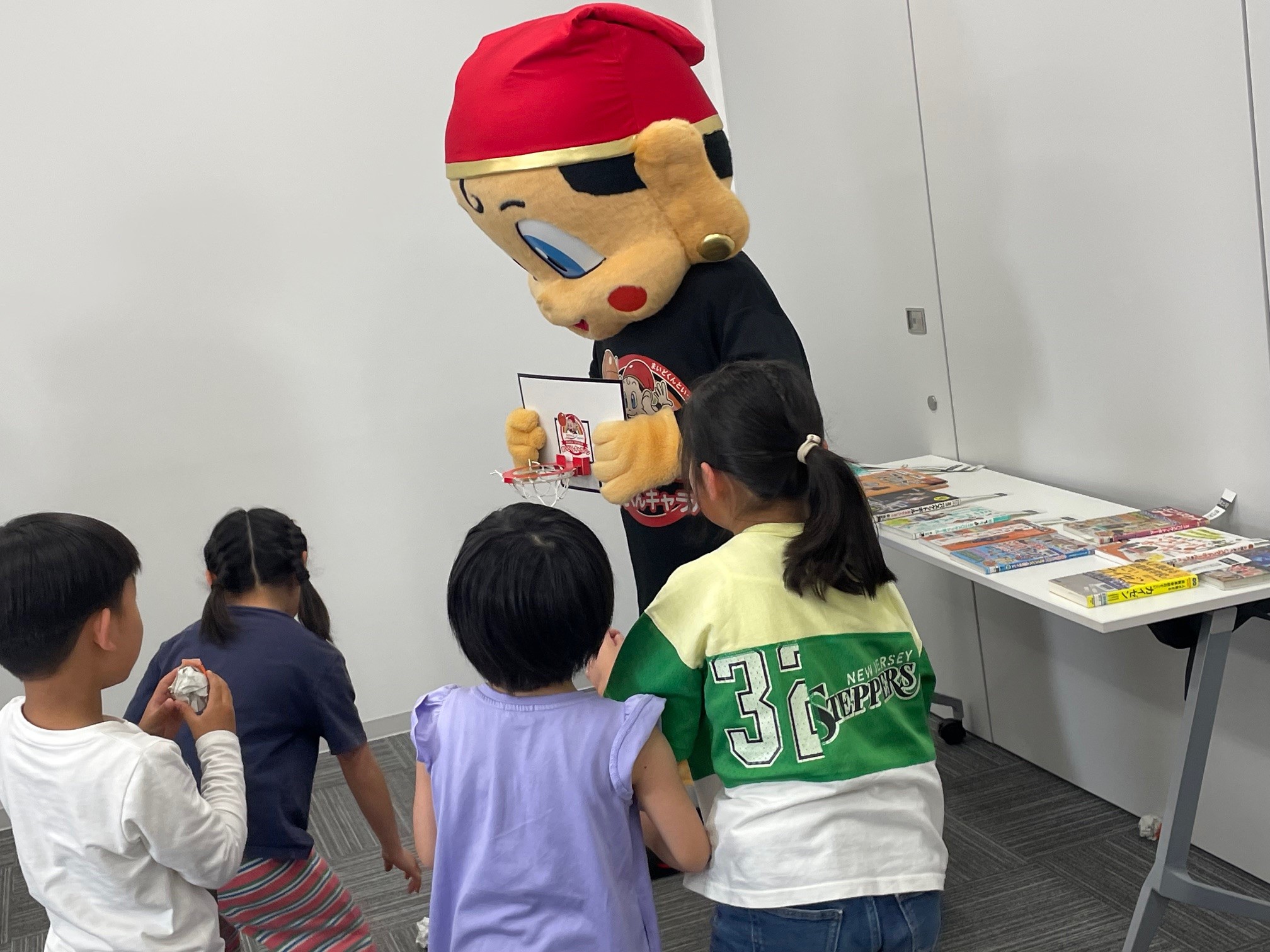 大阪市立港図書館大阪エヴェッサまいどくんキャラバン「ミニバスケットゴールをつくろう!」写真
