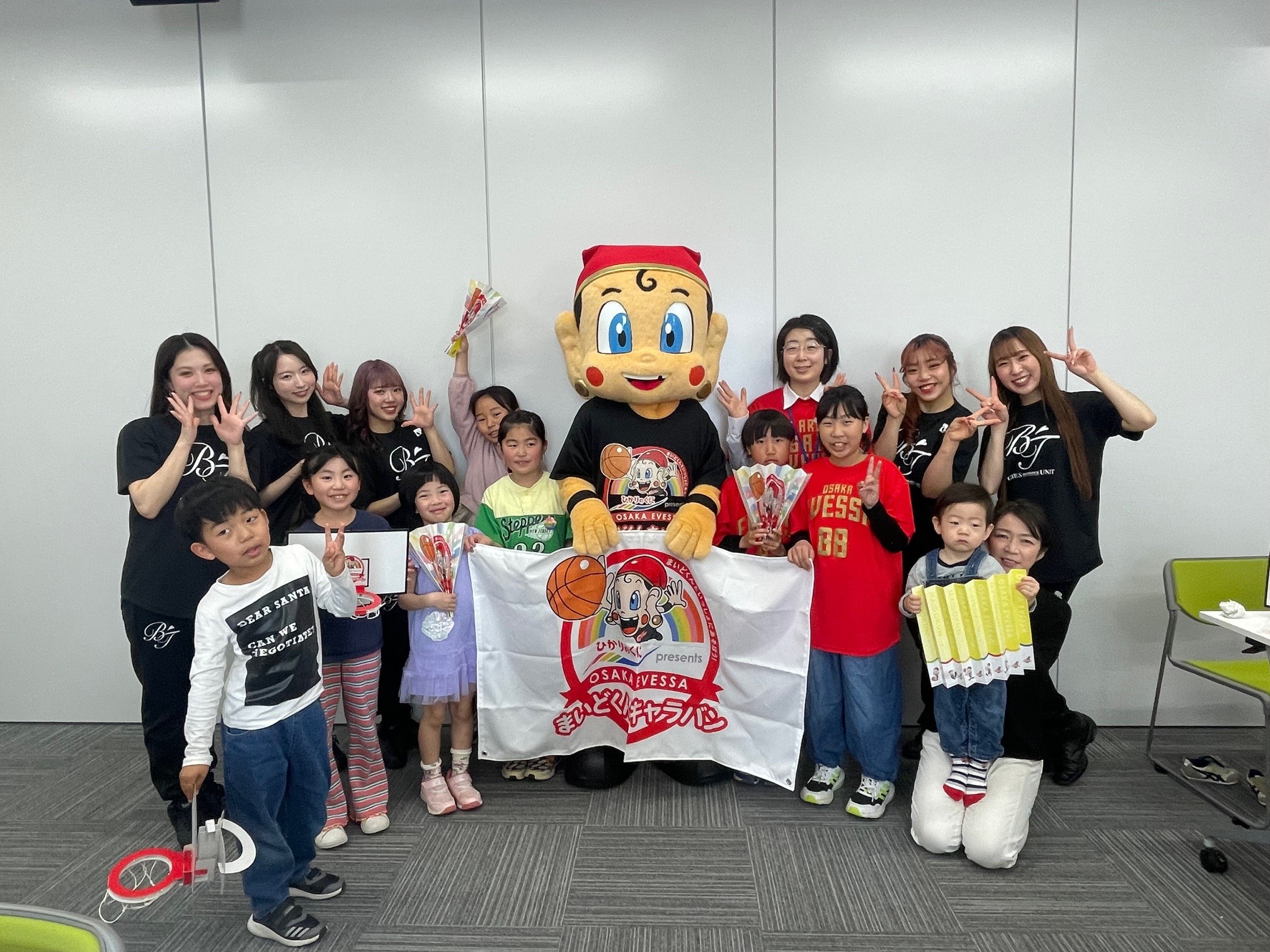 大阪市立港図書館大阪エヴェッサまいどくんキャラバン「ミニバスケットゴールをつくろう!」写真