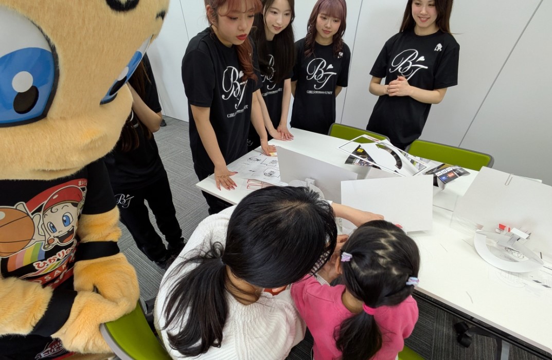 大阪市立港図書館大阪エヴェッサまいどくんキャラバン「ミニバスケットゴールをつくろう!」写真