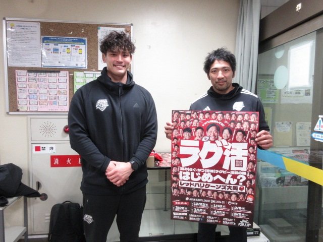 展示作業前の野田選手（画面左）と小林選手（画面右）