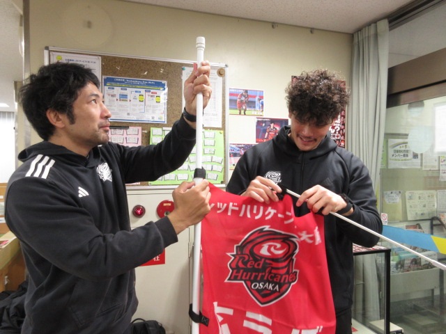 展示作業中の小林選手（画面左）と野田選手（画面右）