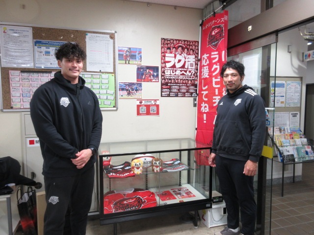 展示作業終了後の野田選手（画面左）と小林選手（画面右）