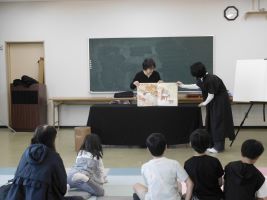 大型絵本をみるこどもたちの様子