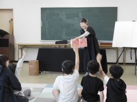 絵本の問いかけにこたえる子どもたち