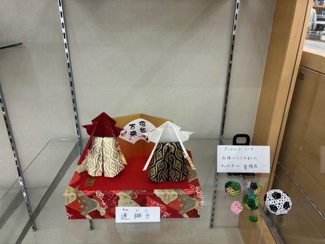 三人展　タティングレース