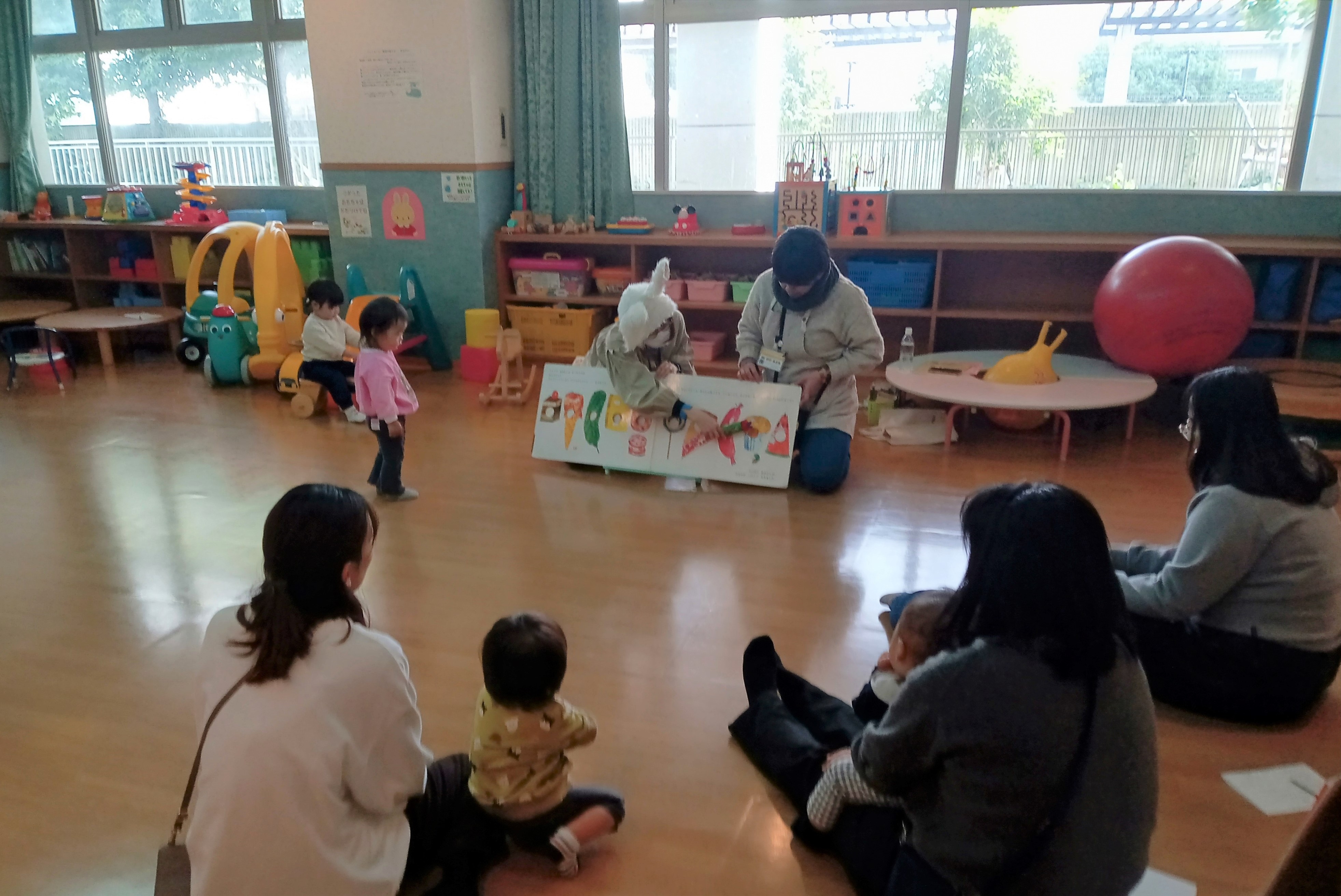 「舞台俳優による絵本の読み聞かせ」写真