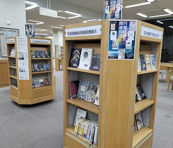 円城塔講演会関連図書展示 展示風景