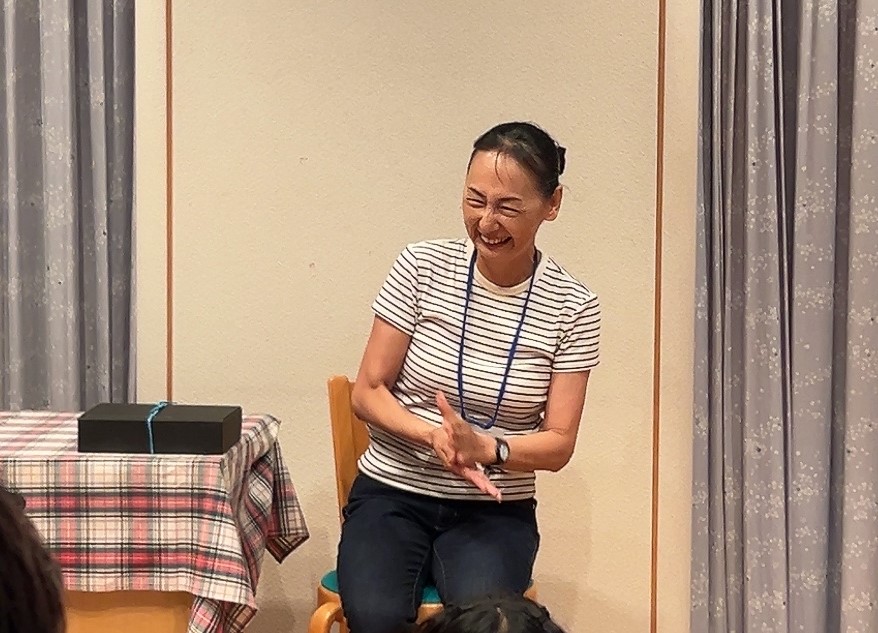 手遊び「おてぶしてぶし」の様子