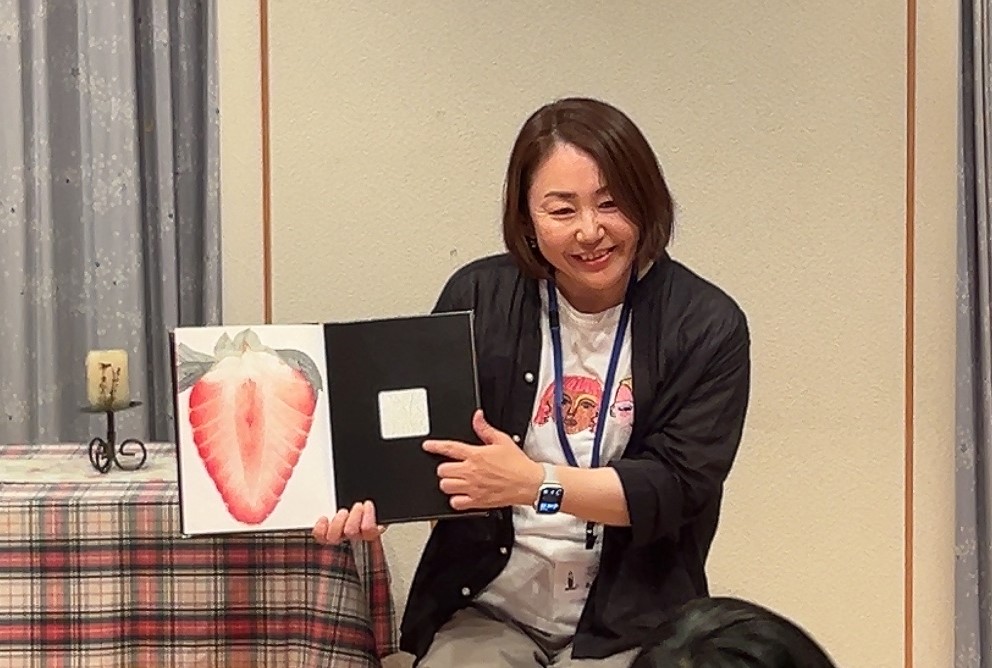 絵本の読み聞かせ「まどのむこうのこくだものなあに？」の様子