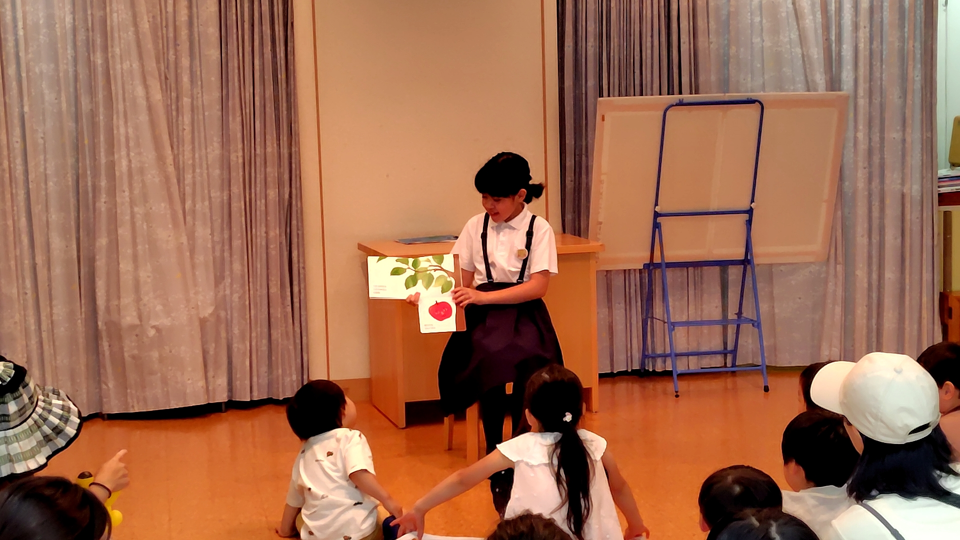 絵本の読み聞かせの写真