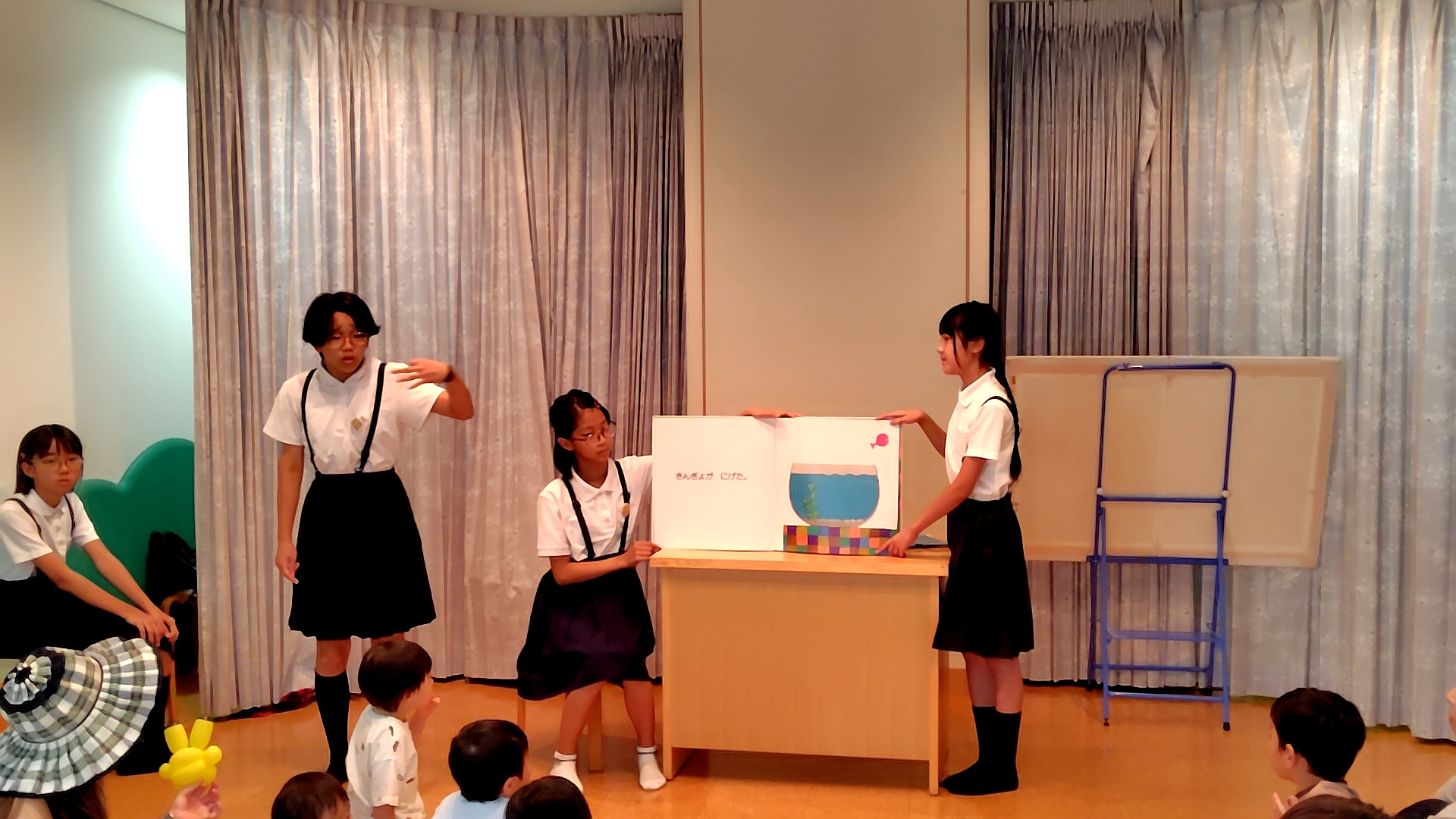 大型絵本の読み聞かせの写真
