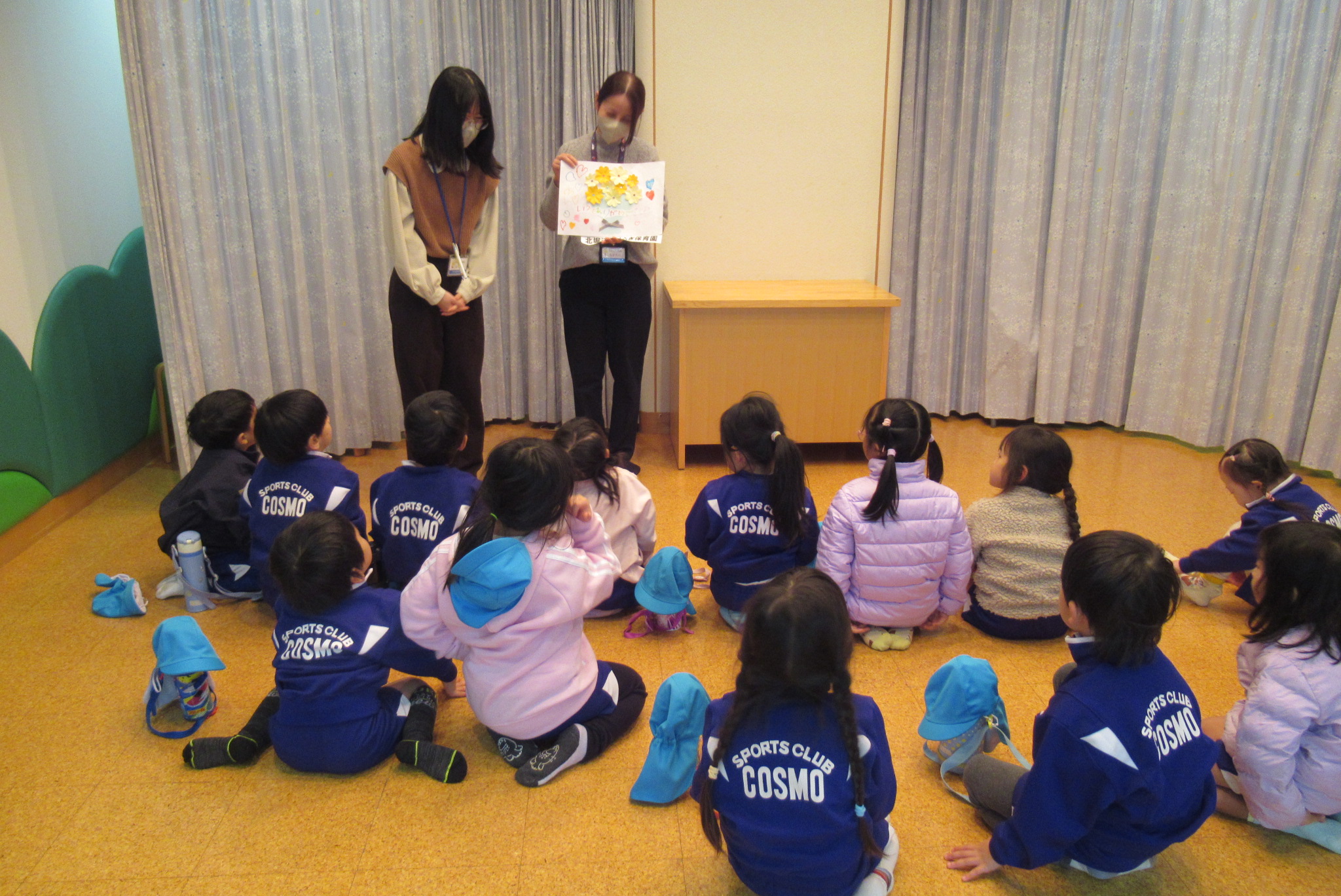 園児のみなさんから感謝状を受け取った様子