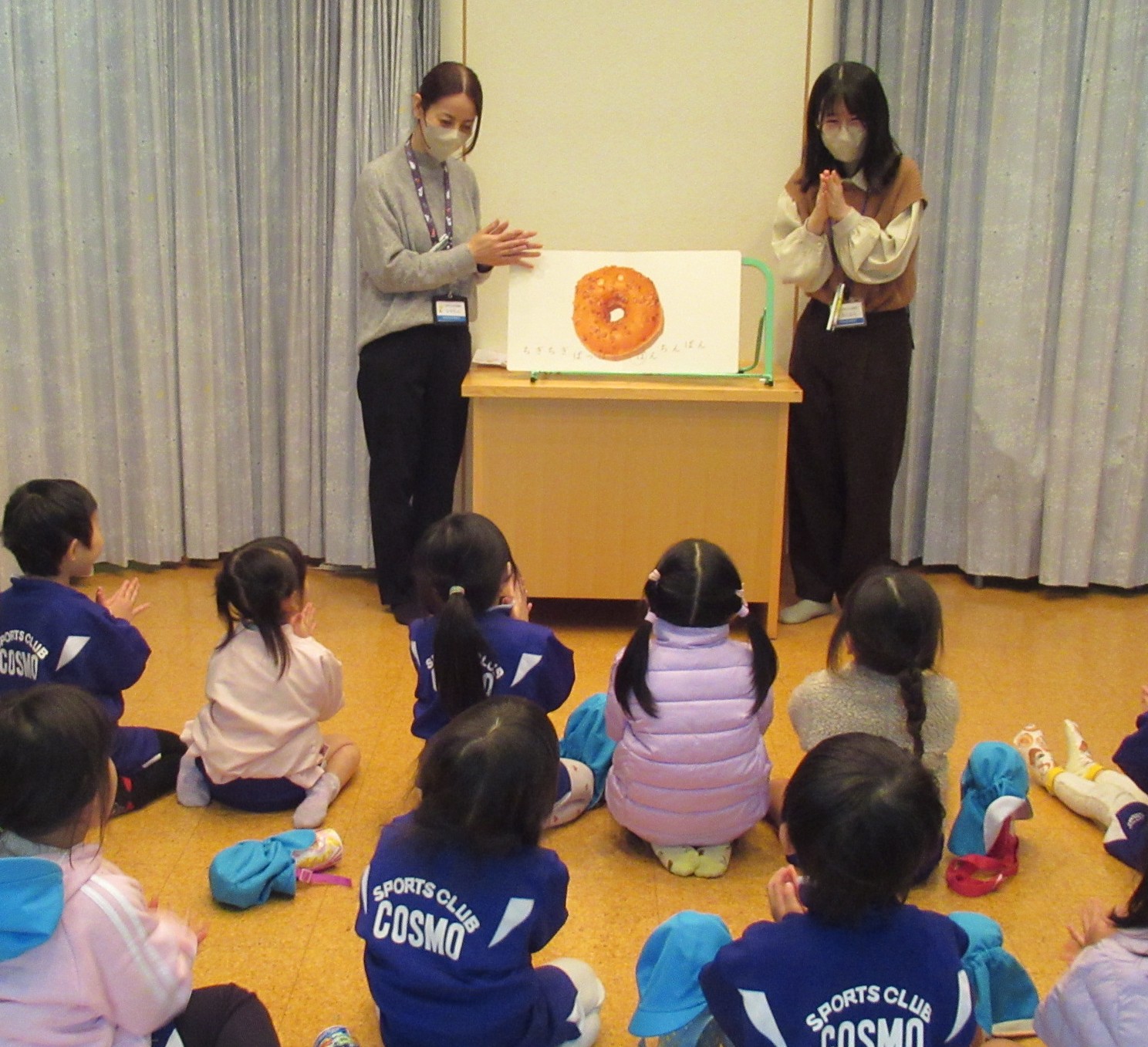 園児のみなさんと大型絵本『ぽんちんぱん』を楽しむ様子