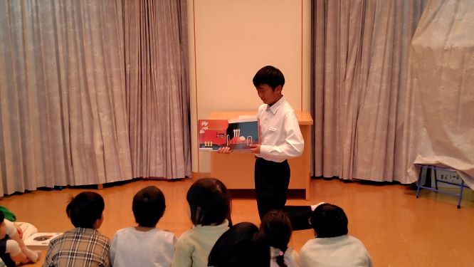 絵本の読み聞かせの写真