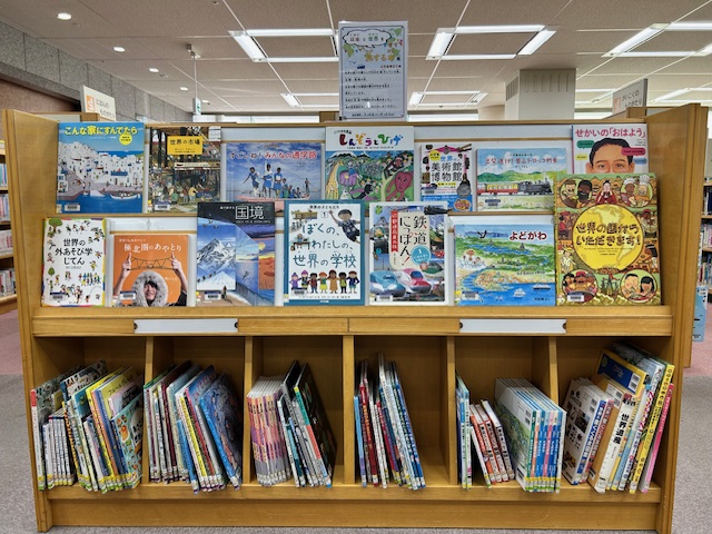図書展示「日本と世界を旅する本」展の様子