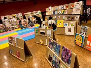 絵本のひろばのようす