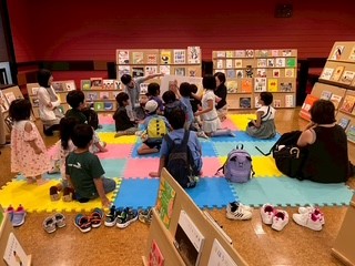 絵本のひろばでの読み聞かせのようす