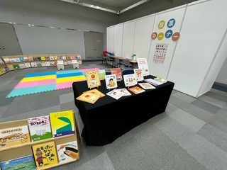 大阪市立図書館ブースのようす