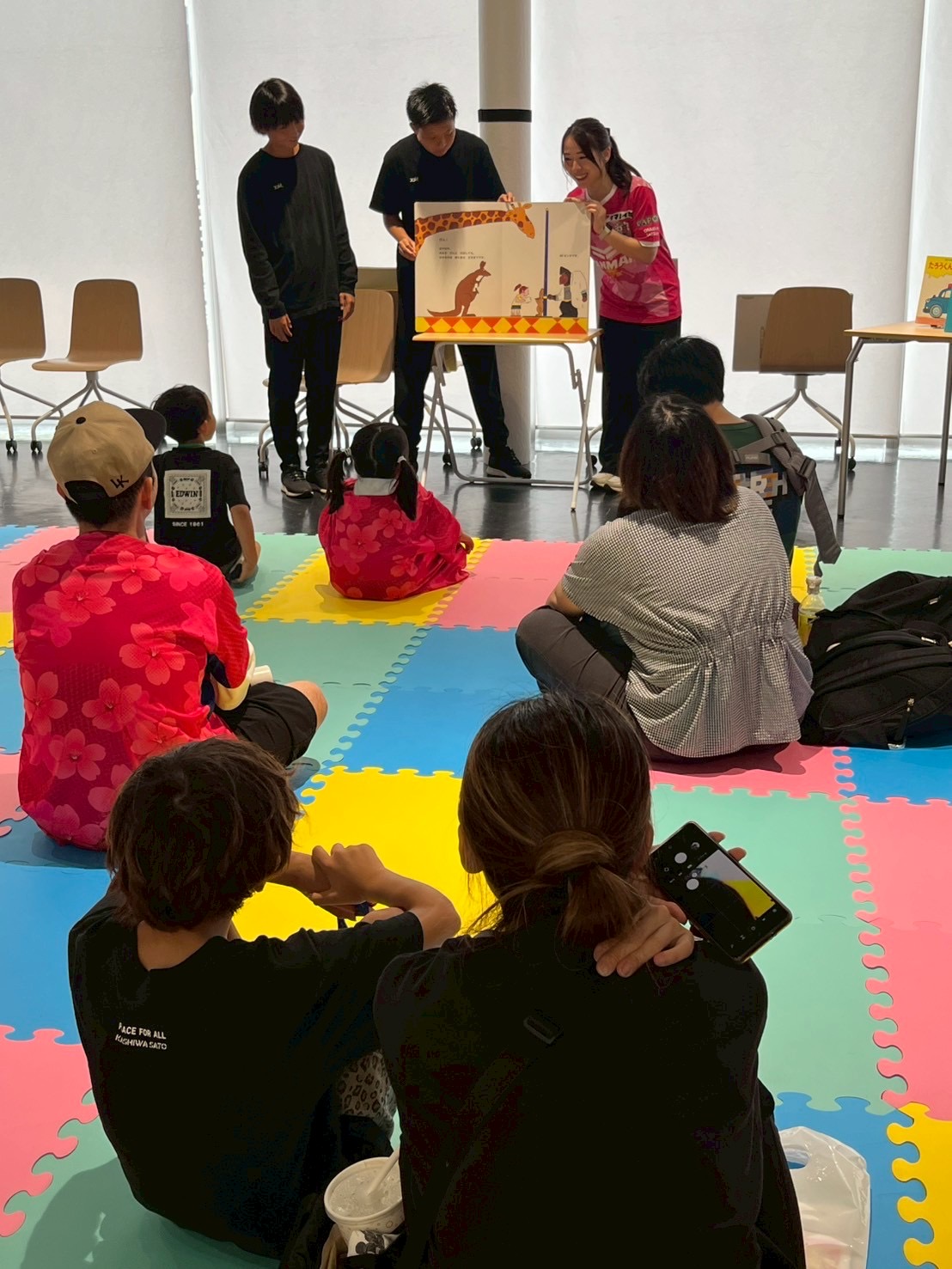 古澤エバンジェリストによる絵本の読み聞かせのようす