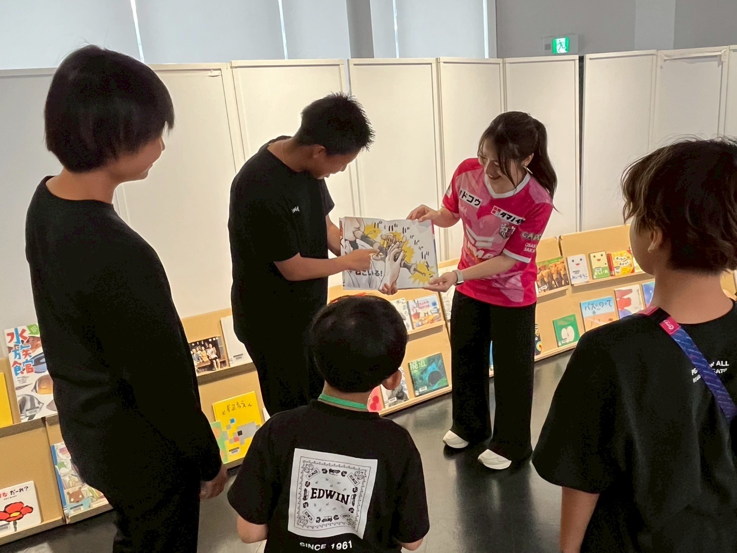 西中選手による絵本の読み聞かせのようす