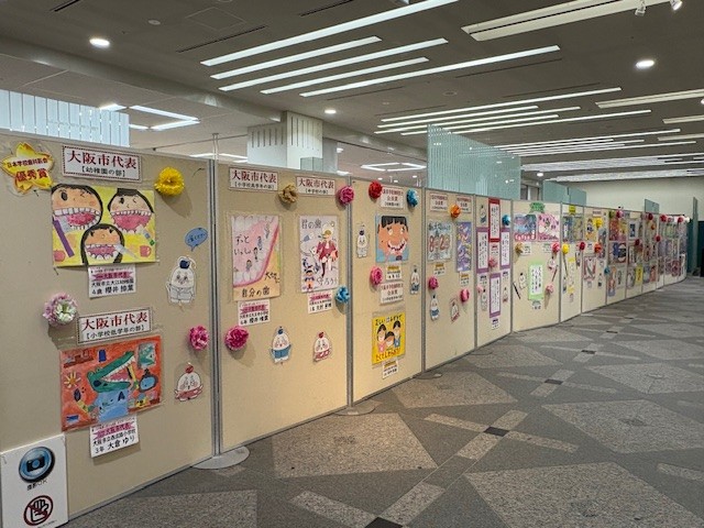 「令和7年度 歯・口の健康に関する図画コンクール」「令和7年度 歯・口の健康啓発標語コンクール」作品展示のようす