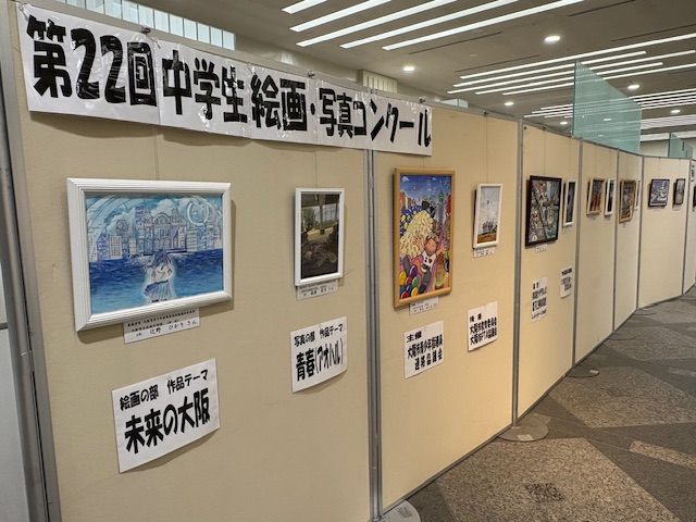 第22回中学生絵画・写真コンクール展のようす