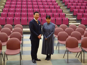 村角太洋さんと蝉谷めぐ実さんが2人で並んで立っている写真