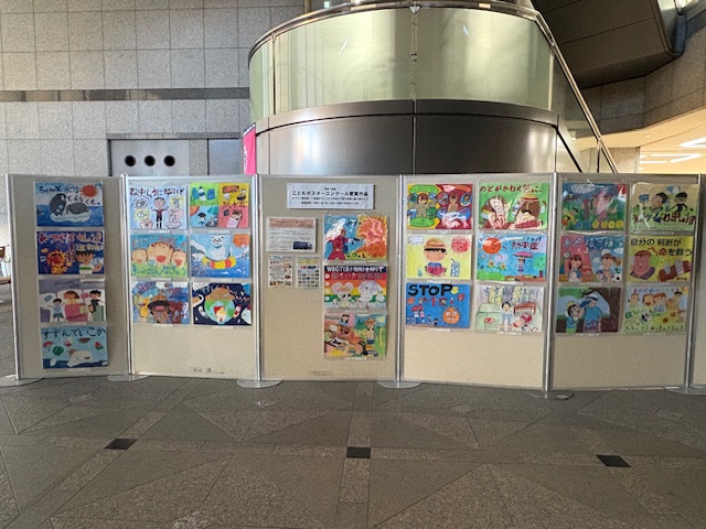 こどもポスターコンクール受賞作品展の展示の様子