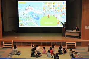 まち絵本『とことこおおさか』読み聞かせの様子