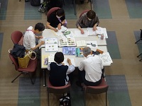 レファレンスブックで調べ学習を行う様子