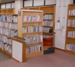 絵本コーナーの本棚