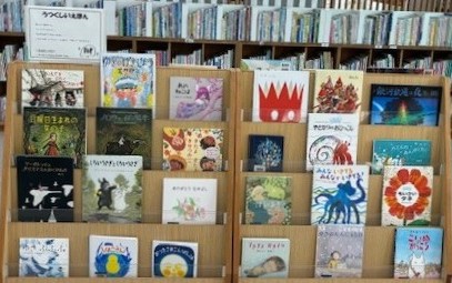 「うつくしいえほん」展示の様子