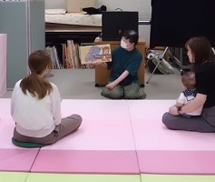 親子で楽しむ絵本とわらべ歌の写真1