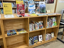 熊本を観光で応援しよう　図書展示風景