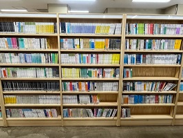 新しい木製書架の写真2