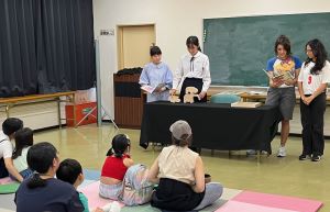 おはなし組木をする様子