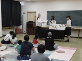 大型絵本「おおきなかぶ」を読み聞かせする様子