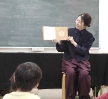 絵本読み聞かせの様子