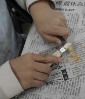 キャンドルを作る作業の様子