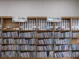 紹介カードを展示している壁面の様子