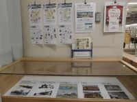 向かって左の展示ケース