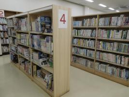 子どもの本コーナーの新しい本棚