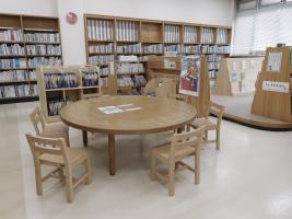 新しく入った子ども用イス、紙芝居架と絵本展示架