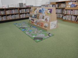 新しいカーペットになった絵本コーナー