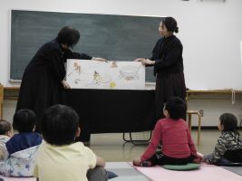 大型絵本の読み聞かせの様子
