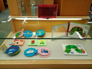 布の絵本さわる絵本ケース展示