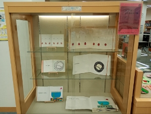 布の絵本さわる絵本ケース展示