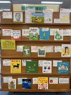 先生と中学生のおすすめ本展写真